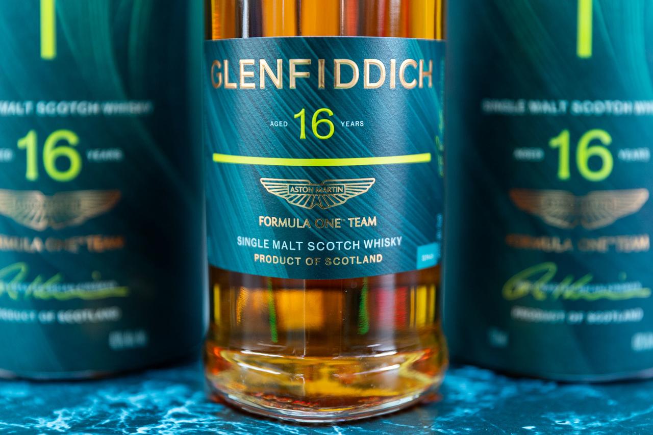 Glenfiddich 16 Yillik Aston Martin F1 Team viski urun Adrian Newey imza