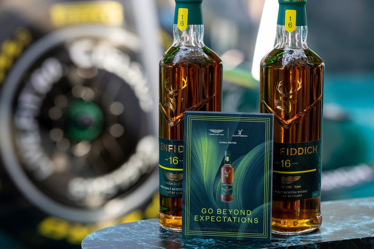Glenfiddich 16 Yillik iki sise Go Beyond Expectations kart