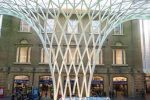 Glenfiddich Aston Martin F1 Kings Cross genis aci kalabalik ziyaretci yesil platform Go Beyond Expectations Londra 2026
