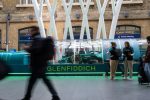 Glenfiddich Aston Martin F1 araci Kings Cross motion blur yaya gecerken sinematik kare Londra 2026 BEYOND EXPECTATIONS