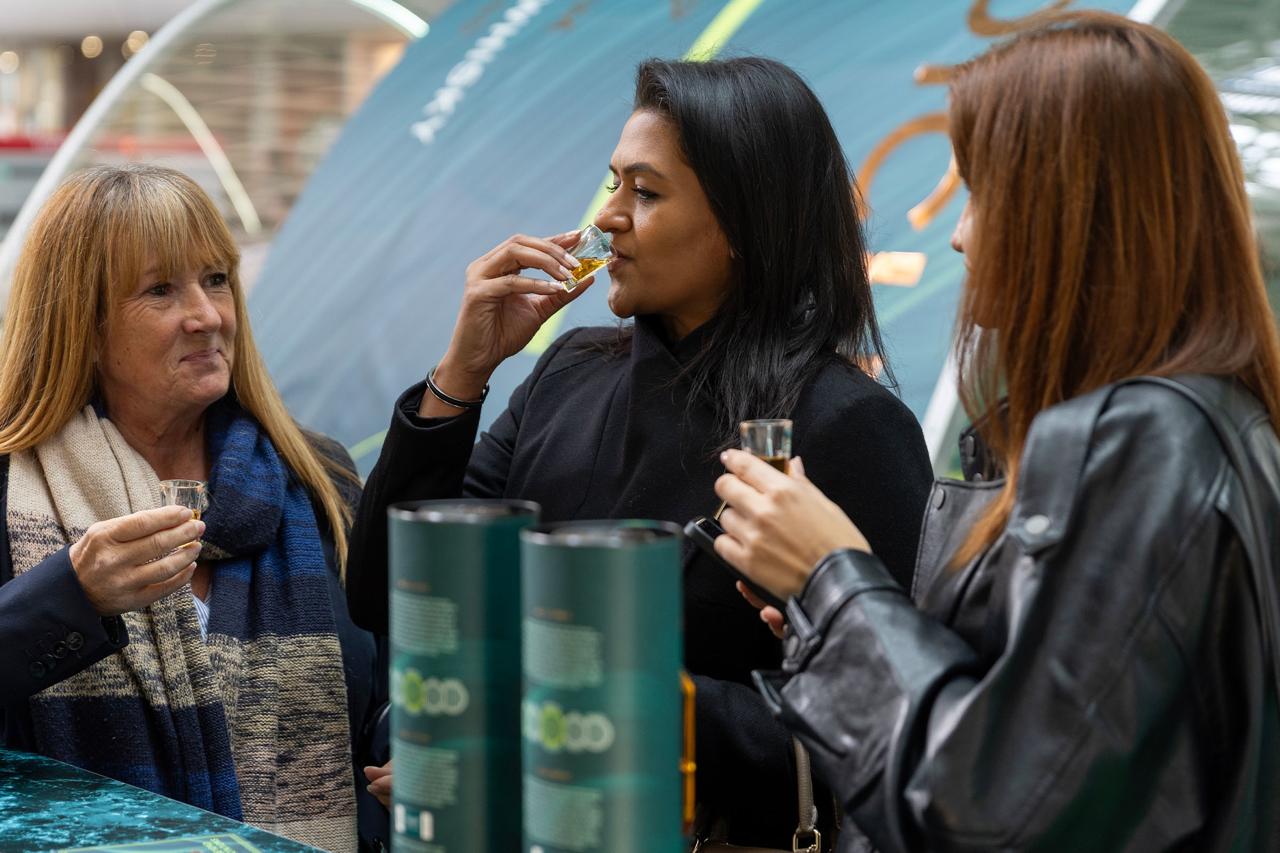 Uc ziyaretci Glenfiddich tadimi Kings Cross Londra