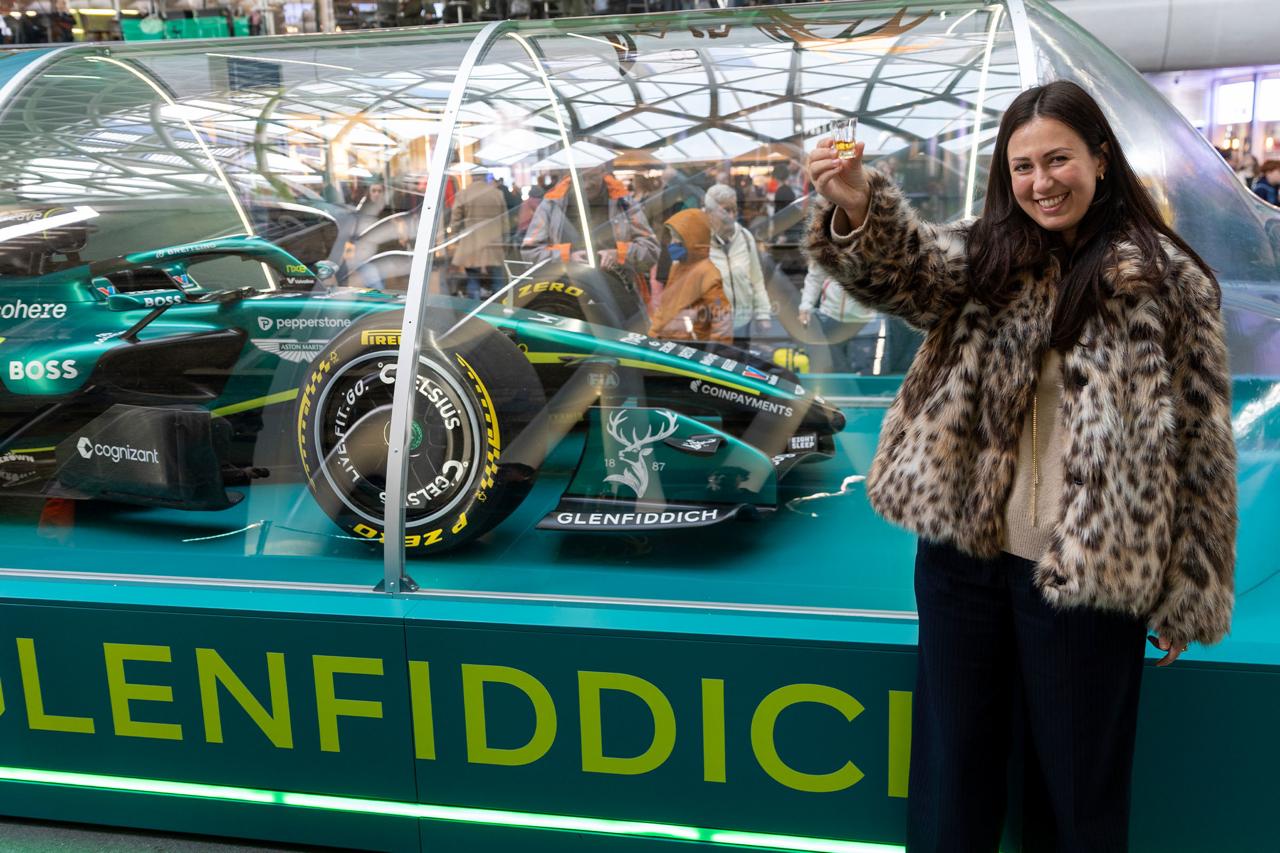 Glenfiddich viski kadehi poz Aston Martin F1 Kings Cross