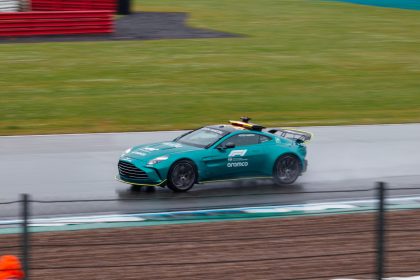Aston Martin'in 595 Sterlinlik F1 Çantası Satışta