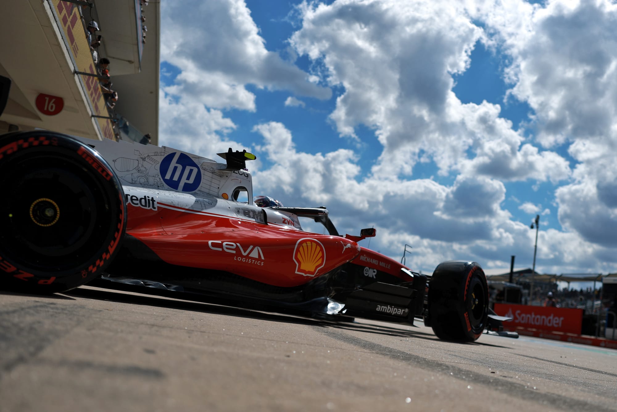 Hamilton Leclerc'in silinen turuyla lider