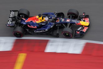 Antonelli Verstappen'i hangi virajlarda geçti?