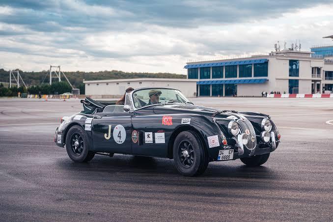 Jaguar XK140 Roadster İstanbul pist etabında — Klasik Otomobil Şampiyonası 2026, FSM Köprüsü arka planda