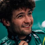 Jak Crawford Aston Martin Aramco yeşil tulum portre gülümsüyor garaj