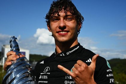Kimi Antonelli Mercedes podyum kupası şampanya kutlama 2026