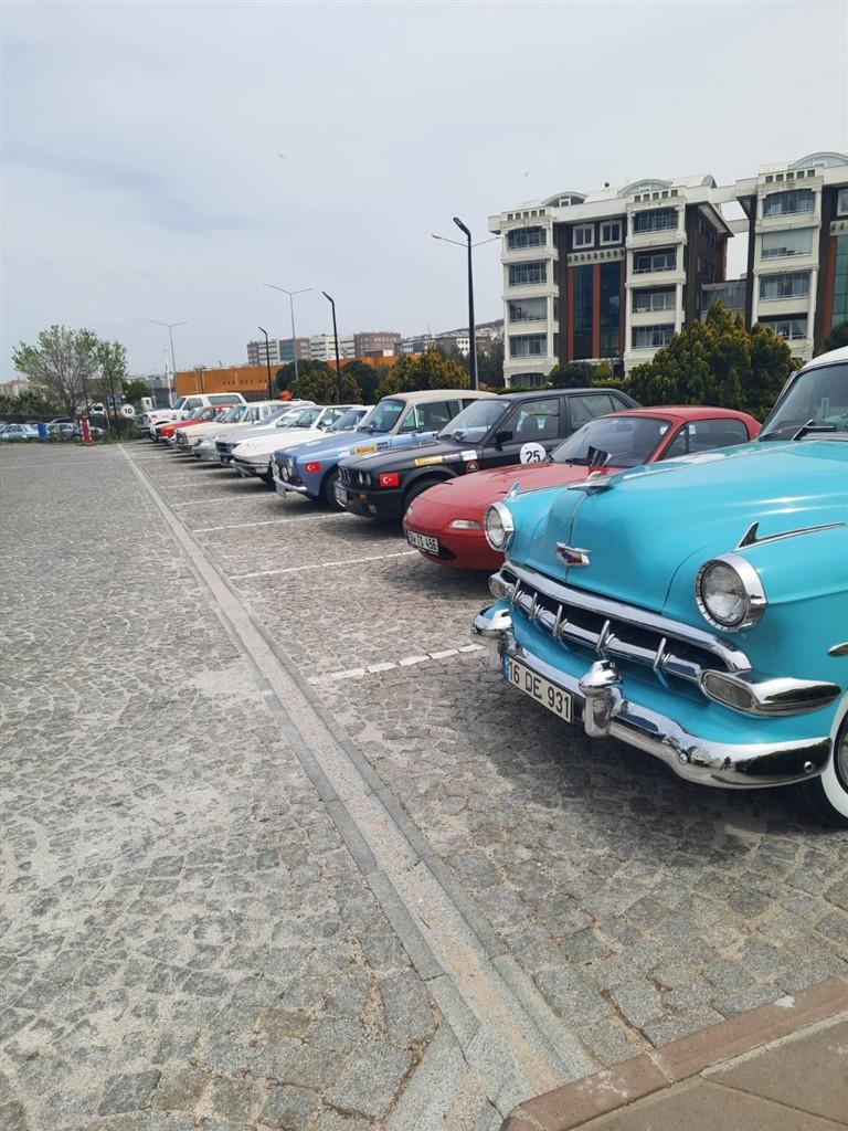 Chevrolet Bel Air, BMW E28 ve diğer klasik otomobiller İstanbul'da start öncesi sıralanmış — Klasik Otomobil Şampiyonası 2026