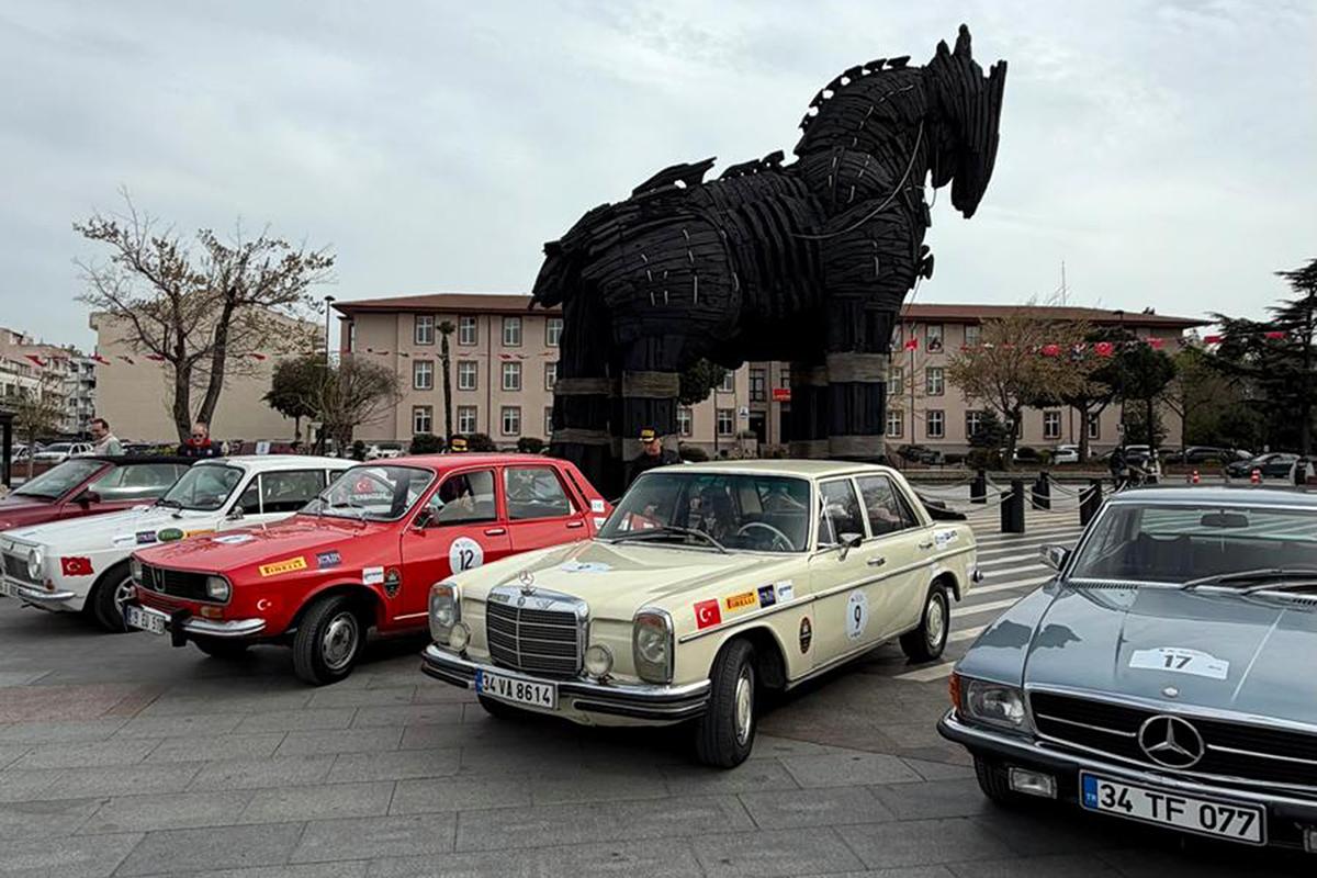 Renault 12, Mercedes W115 ve diğer klasik otomobiller Çanakkale Truva Atı önünde — Bahar Rallisi 2026
