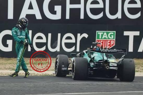 Lance Stroll Formula 1 yarış pistinde Aston Martin arabasını terk ederken