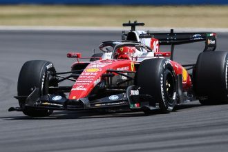 Charles Leclerc Ferrari SF-26 pist aksiyonu 2026 — numara 16