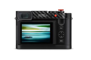 Leica Q3 43 F1 Edition arka panel — LCD ekranda Formula 1 renk modu önizleme, karbon fiber ve kırmızı buton detayı