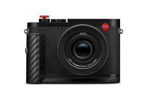 Leica Q3 43 Formula 1 Edition tam ön görünüm — APO-Summicron 1:2/43 ASPH lens, karbon fiber sap ve kırmızı deklanşör