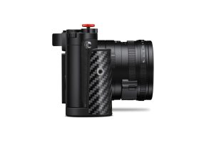 Leica Q3 43 Formula 1 Edition yan profil — karbon fiber kablosuz şarj sapı ve APO-Summicron f/2 43mm lens