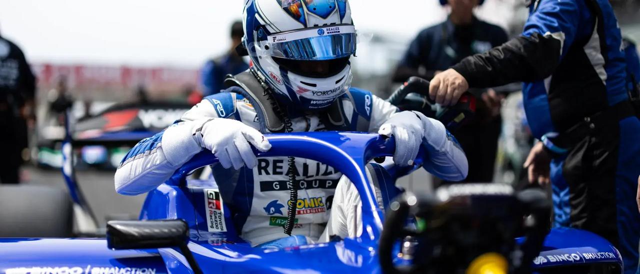 Luke Browning Super Formula Team Kondo Toyota araca giriyor