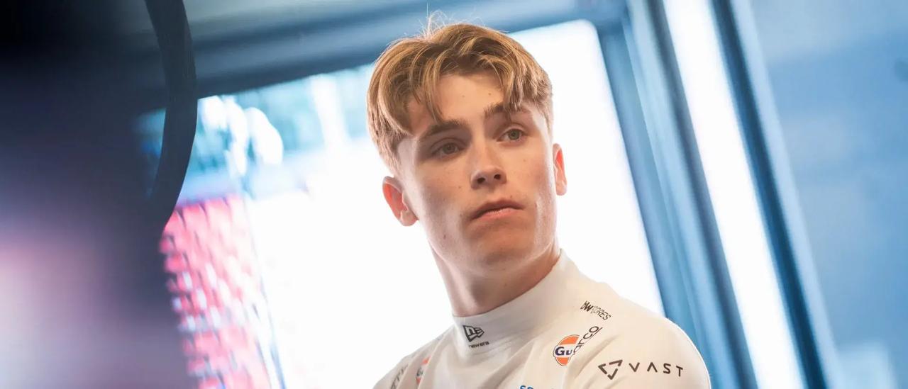 Luke Browning Williams F1 portre Gulf VAST Atlassian garaj