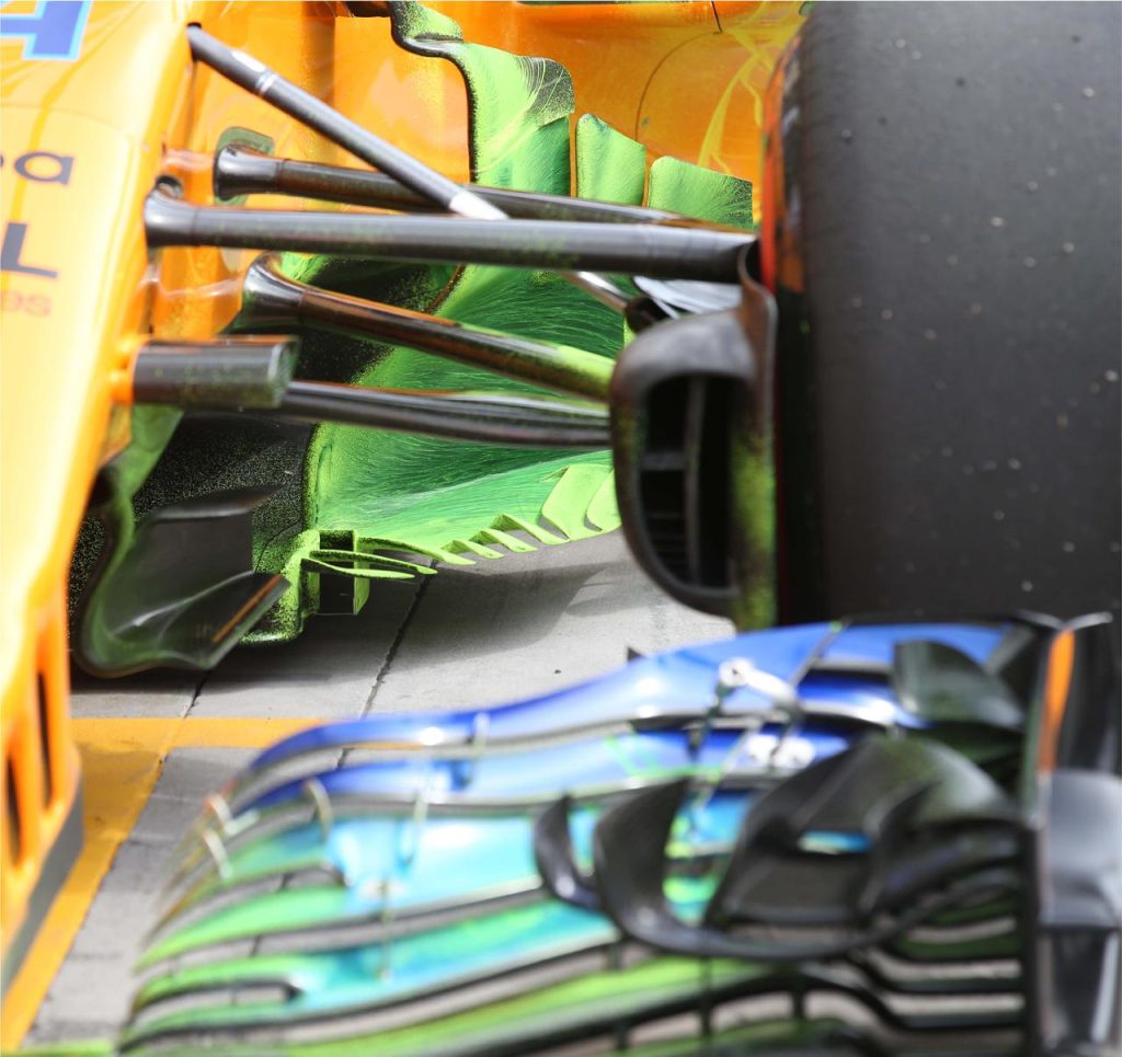 McLaren sidepod üzerinde aero rake pitot tüpleri ve flow viz yeşil boyası aynı anda kullanılıyor - F1 aerodinamik test