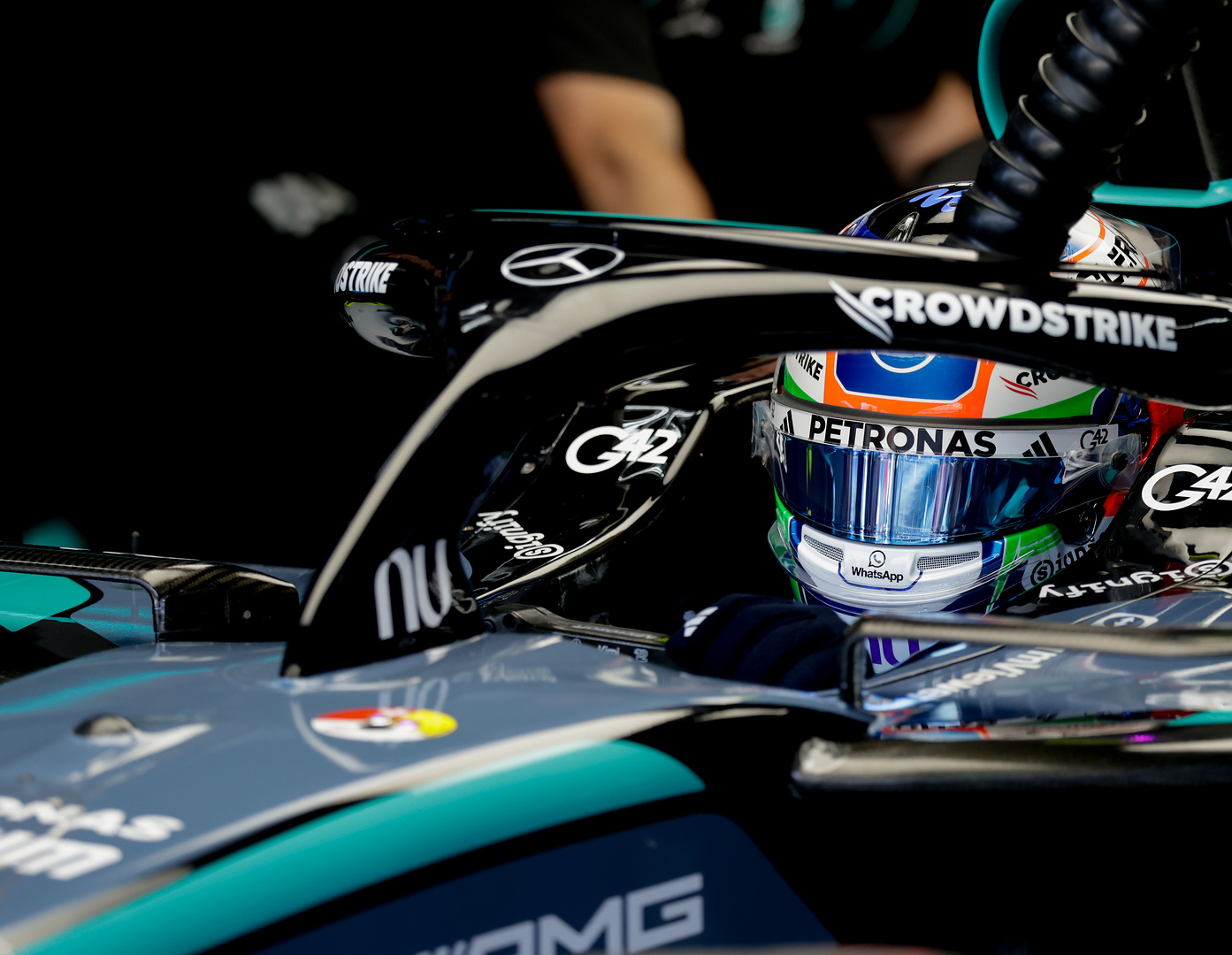 Mercedes AMG F1 sürücüsü kokpit içi portre Petronas kask halo CrowdStrike WhatsApp G42 sponsor 2026
