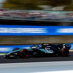 Mercedes AMG PETRONAS F1 W15 panning aksiyon çekimi Pirelli soft kırmızı lastik kalabalık tribün 2026