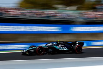 Mercedes AMG PETRONAS F1 W15 panning aksiyon çekimi Pirelli soft kırmızı lastik kalabalık tribün 2026