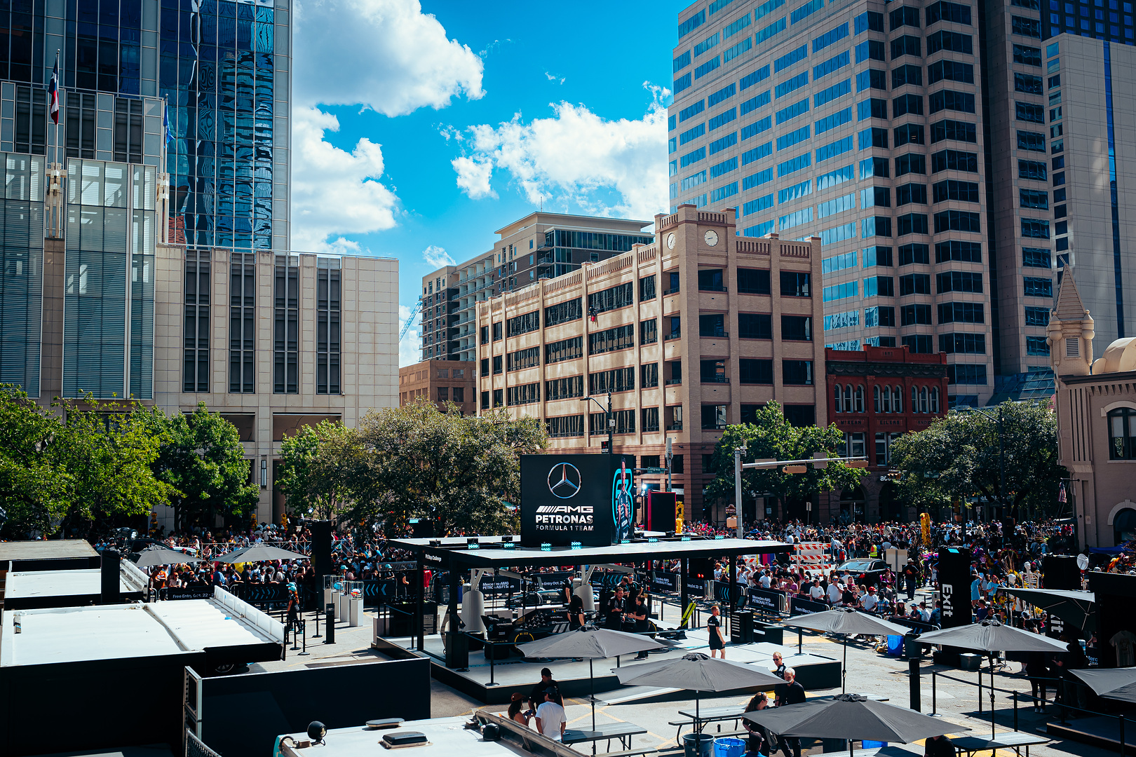 Mercedes AMG F1 Fan Hub Austin Texas kalabalık sahne 2026