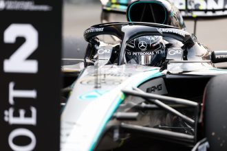 Mercedes AMG PETRONAS F1 W17 park fermé P2 pozisyonu kokpit G42 CrowdStrike Y-3 2026