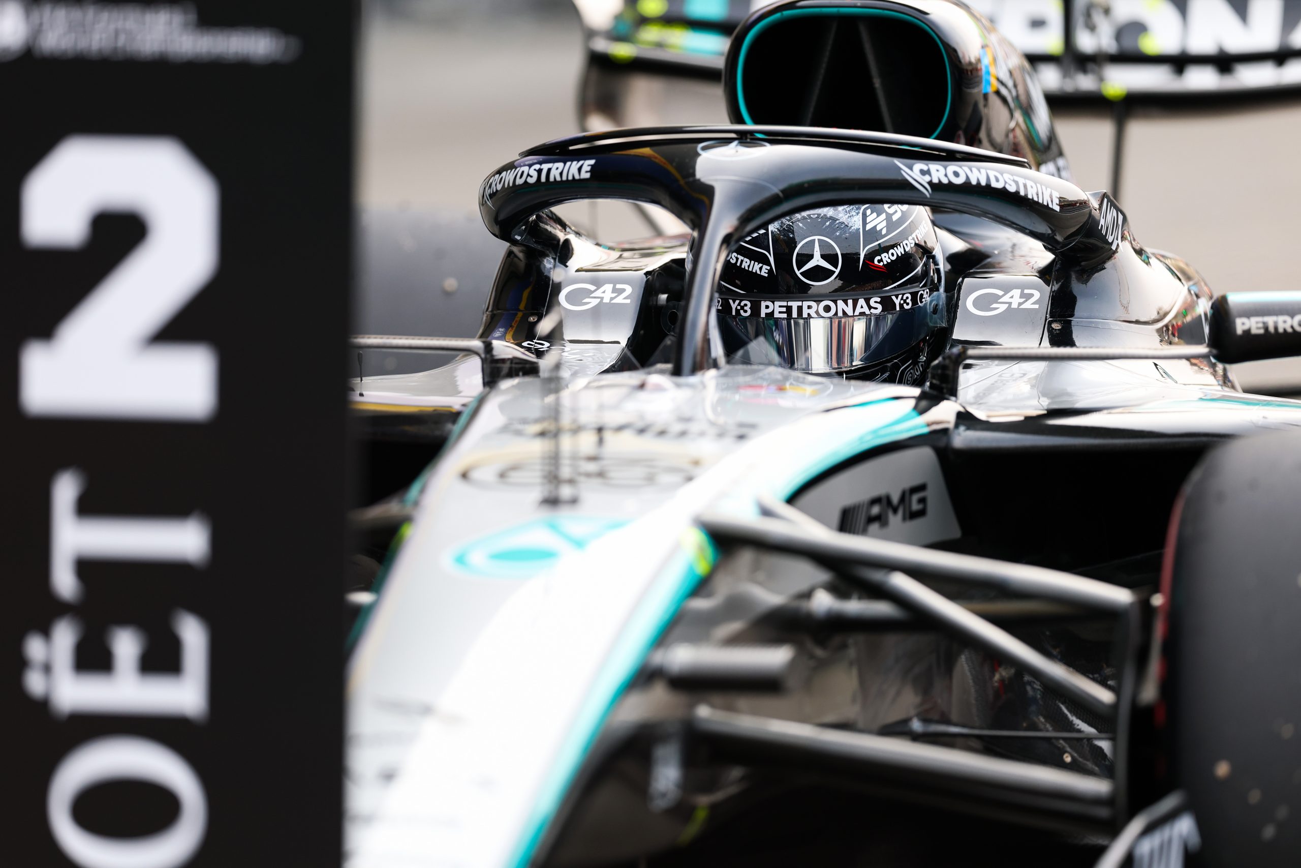 Mercedes AMG PETRONAS F1 W17 park fermé P2 pozisyonu kokpit G42 CrowdStrike Y-3 2026
