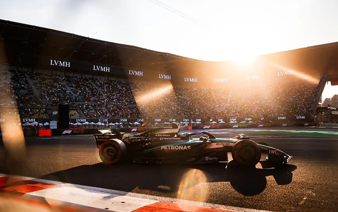 Mercedes AMG PETRONAS F1 W15 Mexico City stadyum bölümü gün batımı LVMH tribün Snapdragon Solera TeamViewer IWC
