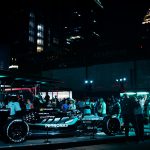 Mercedes AMG PETRONAS F1 Team Fan Hub Las Vegas gece etkinliği kalabalık taraftar W-serisi show car teal aydınlatma SKYHOUSE 2026