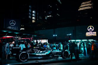 Mercedes AMG PETRONAS F1 Team Fan Hub Las Vegas gece etkinliği kalabalık taraftar W-serisi show car teal aydınlatma SKYHOUSE 2026