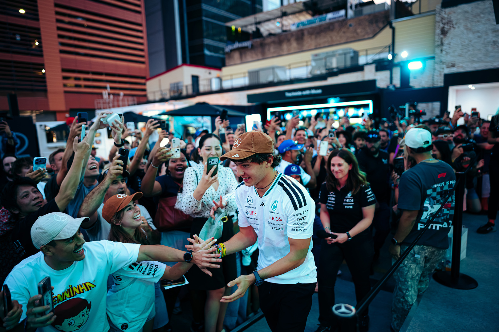 Mercedes AMG F1 sürücüsü taraftarlarla Las Vegas Fan Hub gece etkinliği
