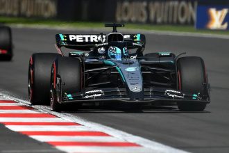 Mercedes AMG F1 W15 George Russell önden çekim Pirelli soft kırmızı lastik Louis Vuitton CrowdStrike PETRONAS Mexico City 2025