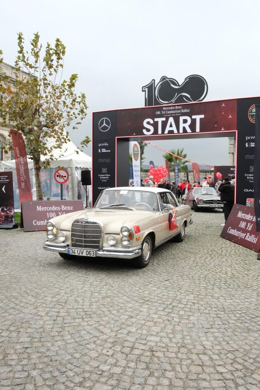 Mercedes-Benz 100. Yıl Cumhuriyet Rallisi 2023 — Çırağan Palace Kempinski önünde START kapısından geçen Mercedes W108