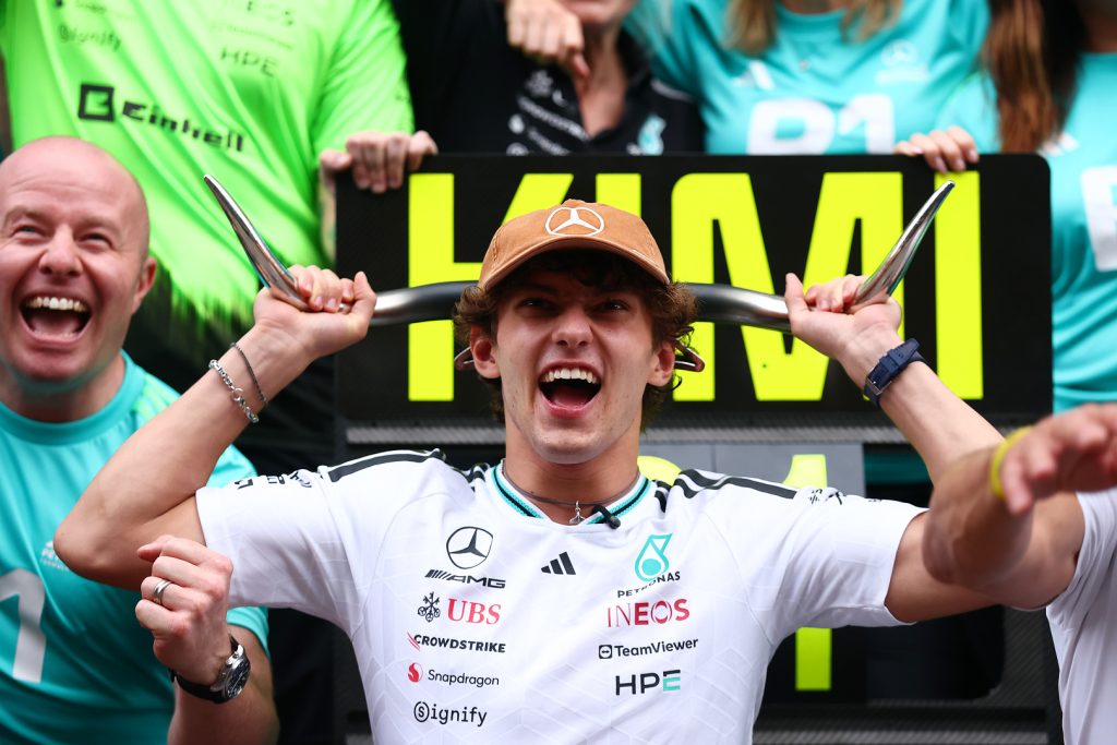 Antonelli 'KIMI P1' pankartıyla zafer kutlaması