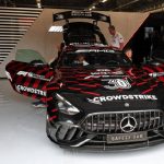 Mercedes-AMG Safety Car 2026 30. yıl özel kamuflaj livery CrowdStrike FIA F1 garaj