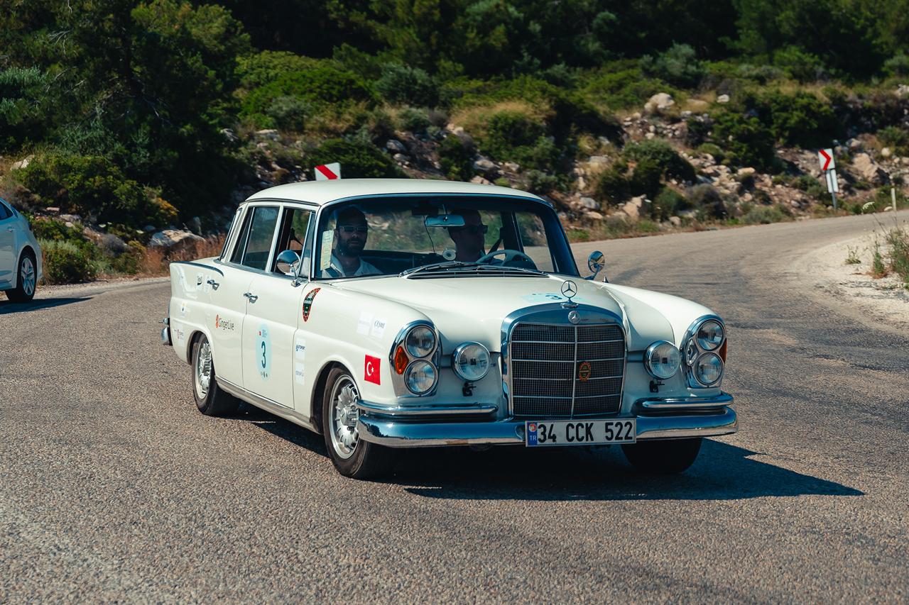 Mercedes-Benz W111 klasik otomobil dağ yolunda ralli Türkiye 2026 — 3 numaralı araç