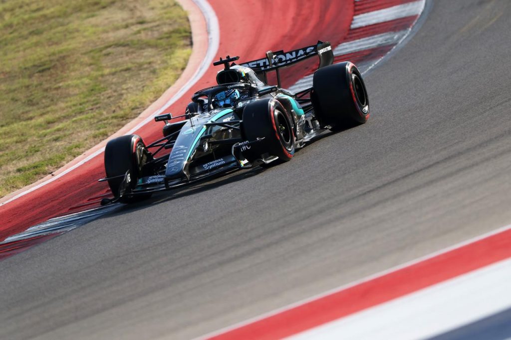 Mercedes W16 COTA viraj Petronas livery kirmizi bordur ABD GP 2026