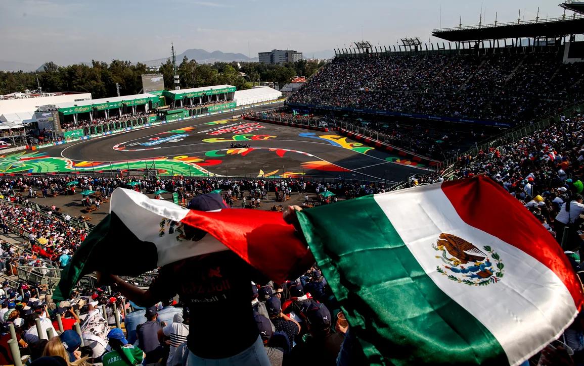 Mexico City GP Meksika bayrağı tutan taraftar stadyum panoramik renkli asfalt