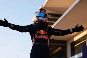 Alisha Palmowski 2026 F1 Academy şampiyonluk kutlaması Red Bull F1 Academy kollar açık COTA Austin gün batımı