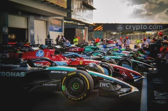 Parc fermé araçlar yan yana gün batımı