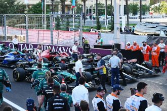 Parc fermé fiziksel alan Bakü 2023 Hamilton Aston Martin Mercedes Ferrari FIA marshal turuncu sıralama sonrası