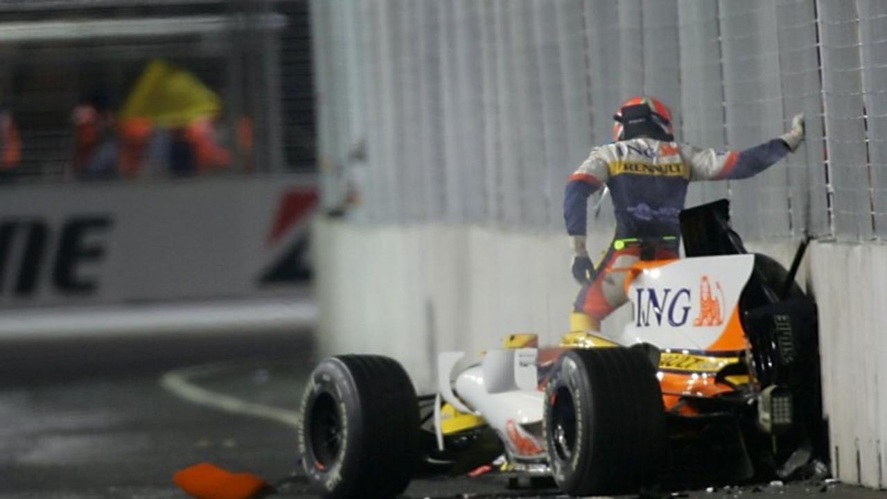 Piquet Jr Renault R28 Crashgate aractan tirmanarak cikiyor Singapur 2008