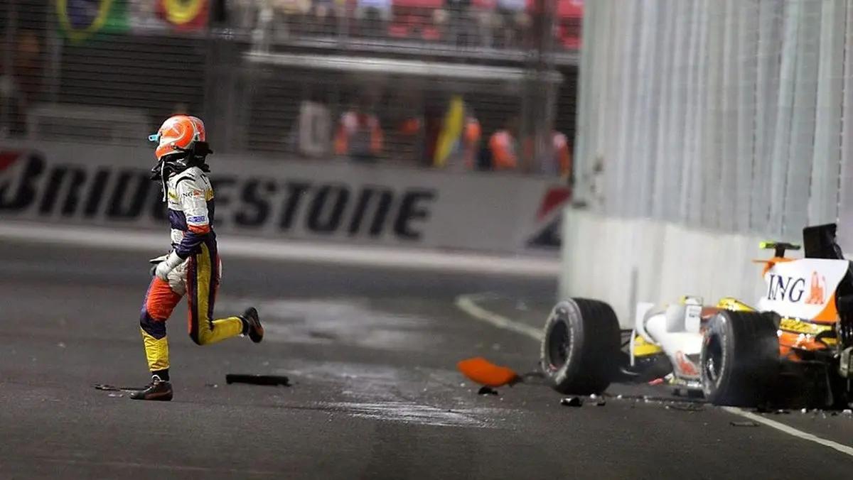 Piquet Jr Renault R28 Crashgate Singapur gece 2008 uzaklasirken