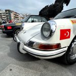 Porsche 911 Çanakkale Truva Atı önünde — Klasik Otomobil Şampiyonası Bahar Rallisi 2026, Türk bayrağı ve Pirelli