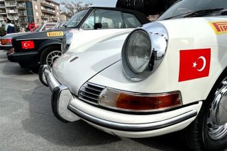 Porsche 911 Çanakkale Truva Atı önünde — Klasik Otomobil Şampiyonası Bahar Rallisi 2026, Türk bayrağı ve Pirelli