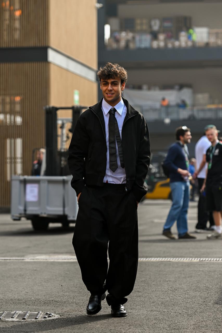 Arvid Lindblad Racing Bulls Mexico City GP 2026 paddock kravat resmi kıyafet