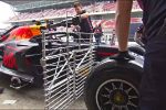 Red Bull F1 aero rake takılırken Barcelona pit lane mekanik