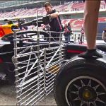 Red Bull F1 aero rake takılırken Barcelona pit lane mekanik