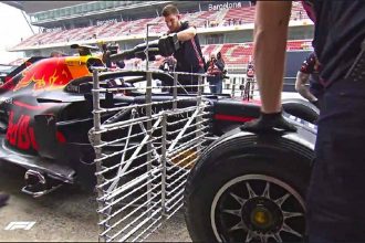 Red Bull F1 aero rake takılırken Barcelona pit lane mekanik